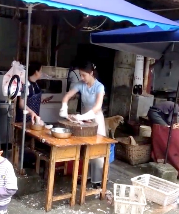 卖鱼女子因高颜值走红：鉴媛前，也请看一看她娴熟的杀鱼手法（女子卖鱼时生下孩子）