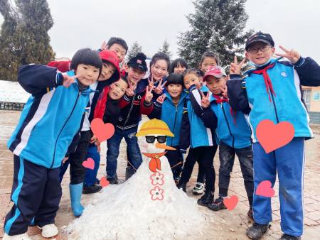 在西北山村做“网红”：教孩子唱歌、帮老乡卖猪（西北小山村）