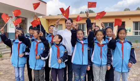 在西北山村做“网红”：教孩子唱歌、帮老乡卖猪（西北小山村）
