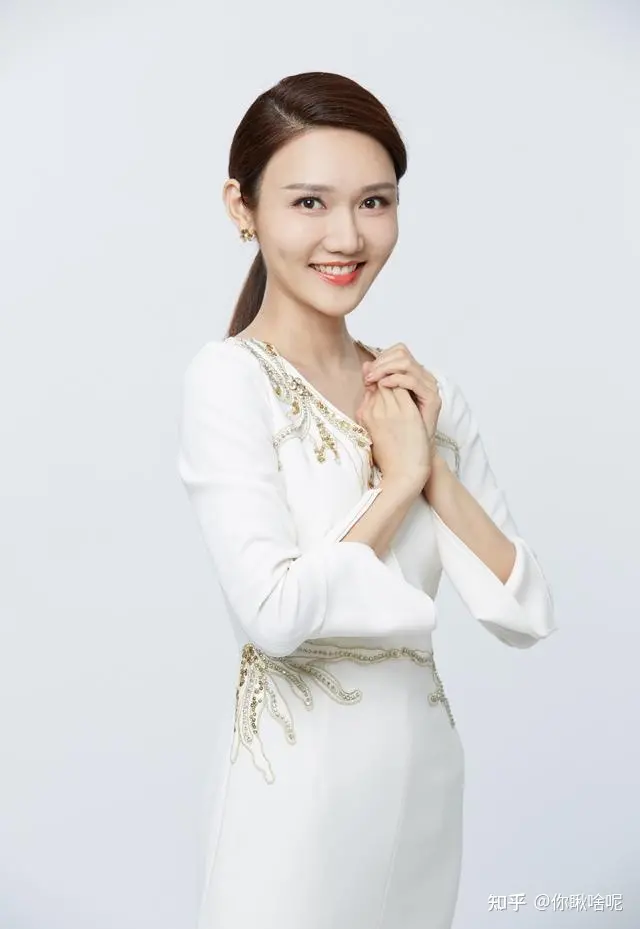 央视“财经小姐”龙洋：32岁仍单身未婚，热爱家乡湖南郴州（央视龙洋个人资料简介）