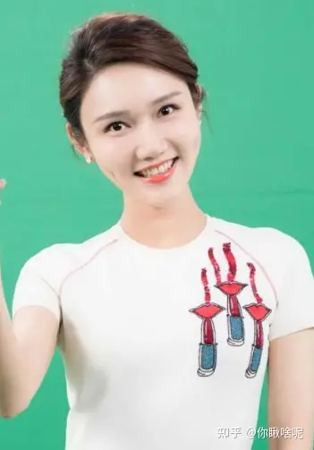 央视“财经小姐”龙洋：32岁仍单身未婚，热爱家乡湖南郴州（央视龙洋个人资料简介）