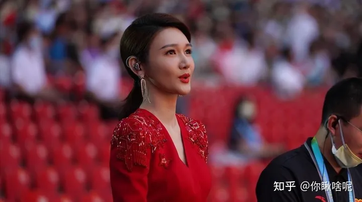 央视“财经小姐”龙洋：32岁仍单身未婚，热爱家乡湖南郴州（央视龙洋个人资料简介）