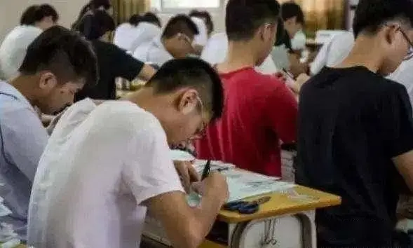 2022年，“高考钉子户”唐尚珺第14次参加高考，35岁的他图什么？-唐尚珺第一次高考成绩