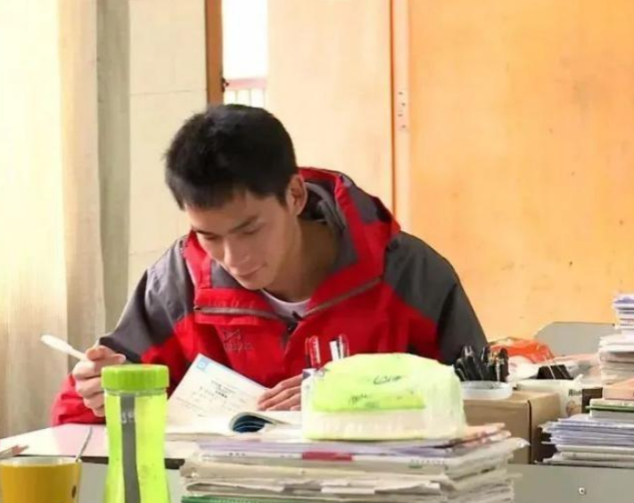 "高考钉子户"唐尚珺！复读14年只为上清华，35岁的他成功上岸？-唐尚珺的高考成绩怎么样