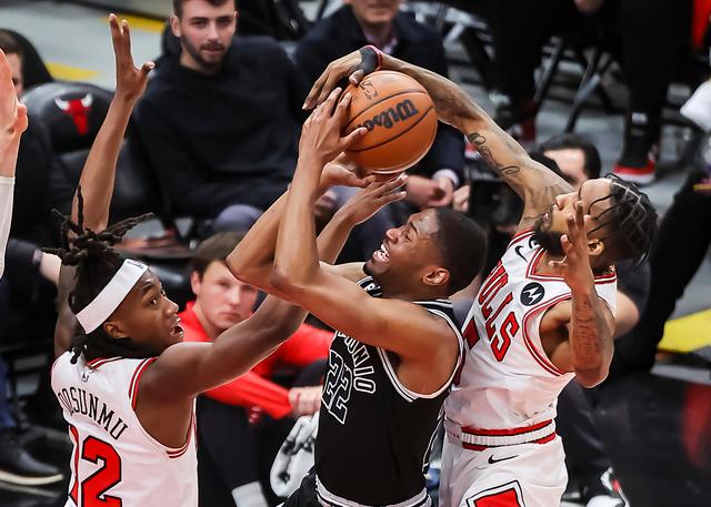 篮球——NBA常规赛：公牛胜马刺-nba公牛队球员名单