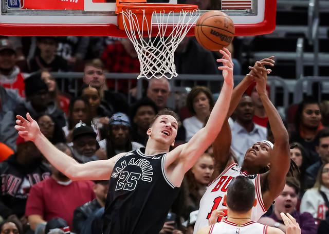 篮球——NBA常规赛：公牛胜马刺-nba公牛队球员名单