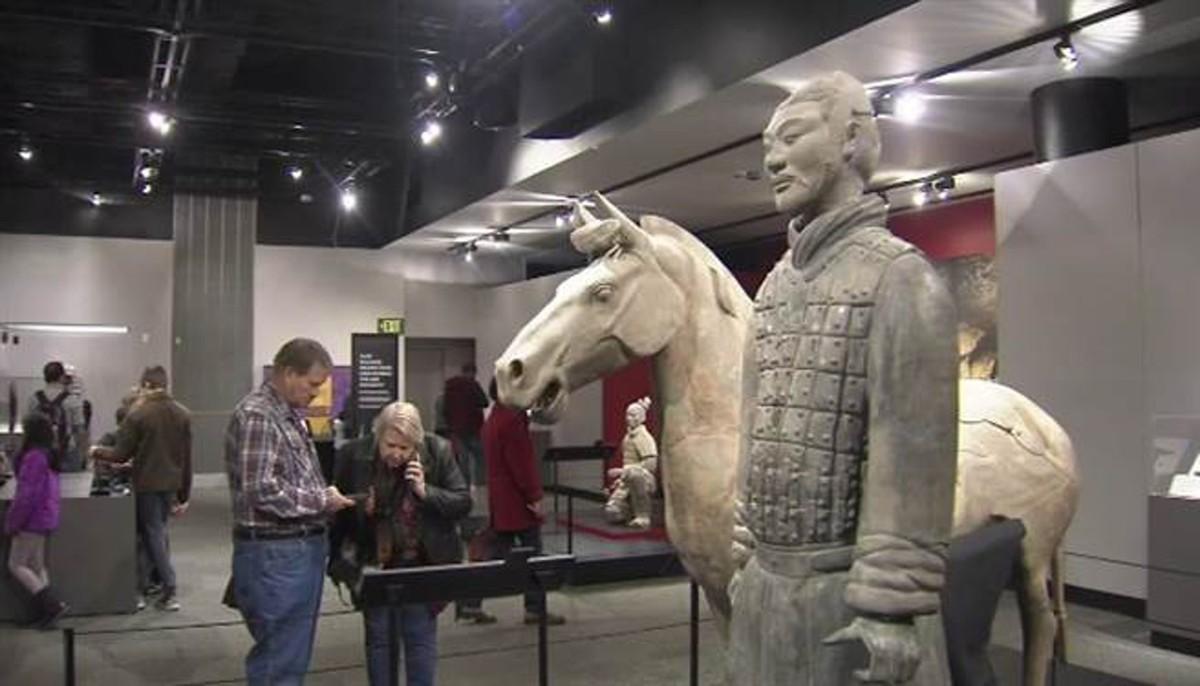 破坏中国国宝！美国人掰断兵马俑手指案新进展：指控遭撤销（外国人弄坏兵马俑）