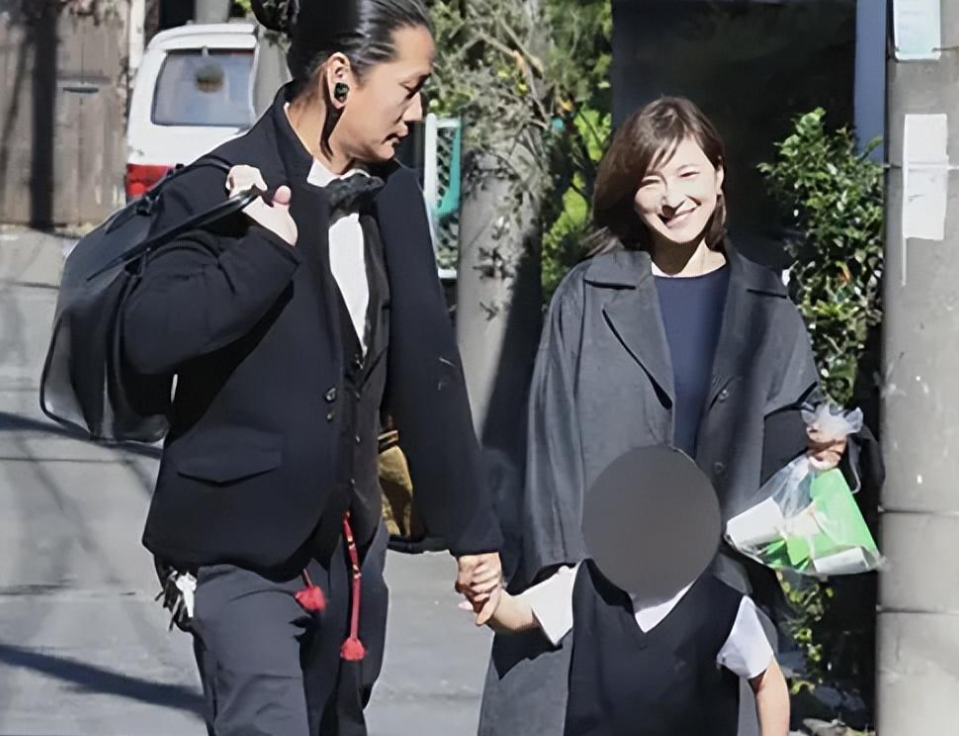 日本女明星出轨，丈夫哭着替她道歉却被骂了一顿，这是为啥（日本女明星出家）