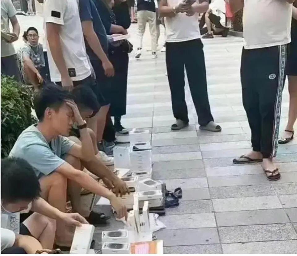 一夜蒸发1165亿，坑惨中国黄牛后，苹果“特权”正在消亡（苹果手机黄牛行情价格）