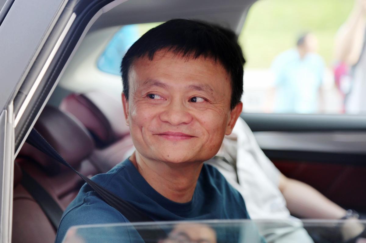 58岁马云回国气场十足，两位大佬开豪车接送！行程繁忙疑有大动作（马云近几天出）