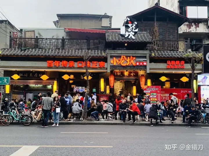 连上三年央视黑榜，一号难求！四川最没底线网红店，为何越骂越火（四川网红人员年收入多少）
