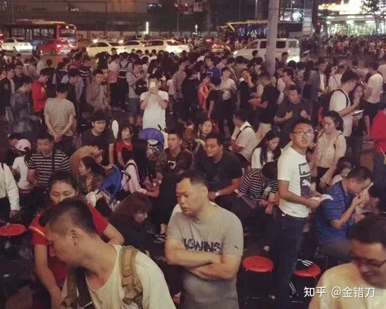 连上三年央视黑榜，一号难求！四川最没底线网红店，为何越骂越火（四川网红人员年收入多少）