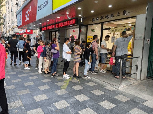 连上三年央视黑榜，一号难求！四川最没底线网红店，为何越骂越火（四川网红人员年收入多少）