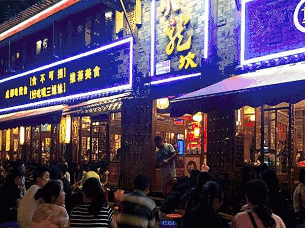 连上三年央视黑榜，一号难求！四川最没底线网红店，为何越骂越火（四川网红人员年收入多少）
