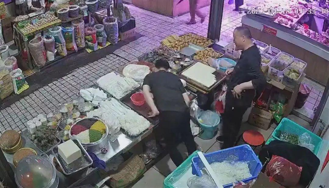 男子被陌生人贴膏药后倒地！官方通报（2020年膏药诈骗）