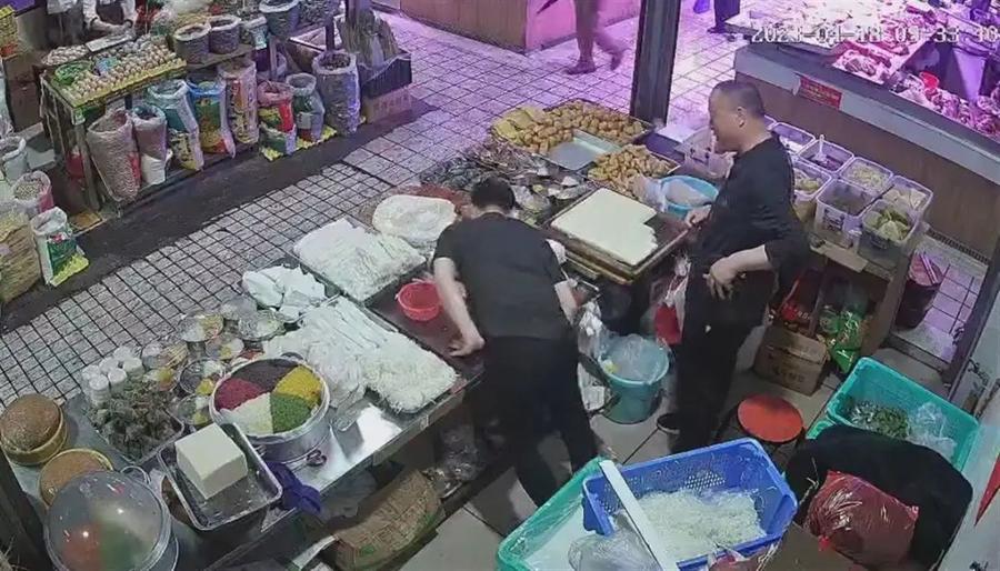 细思极恐！摊主被陌生男子贴膏药后，瞬间晕倒（贴膏药致死）