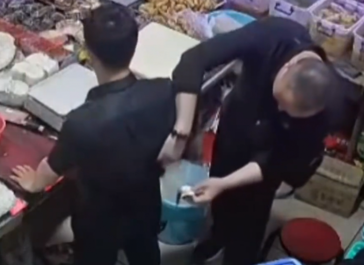 官方通报“男子被贴膏药后晕倒”：涉事膏药无致人昏迷成分 当事人身体已无异常（贴膏药死亡）