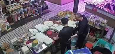 菜市场摊主被贴膏药后瞬间晕倒？警方介入（摆地摊卖膏药贴违法吗）
