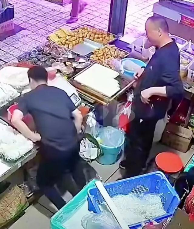 菜市场摊主被贴膏药后瞬间晕倒？警方介入（摆地摊卖膏药贴违法吗）