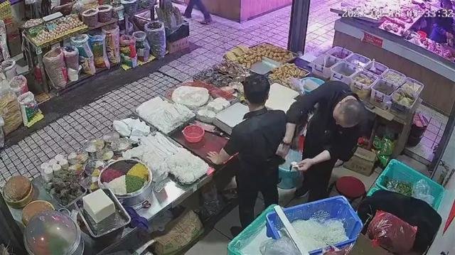 男子被陌生人贴膏药后当场晕倒，官方通报（给人贴膏药是非法行医吗）
