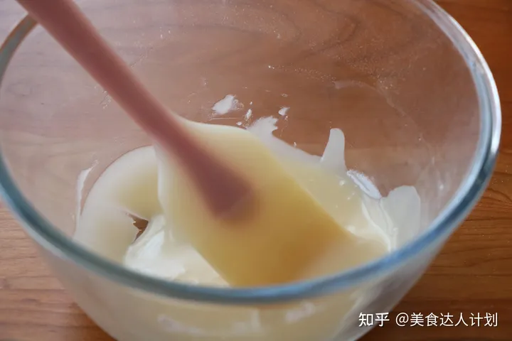 生日蛋糕别买了，教你在家做，不用抹面，简单零失败，健康又好吃-初学者做生日蛋糕简单不用烤箱