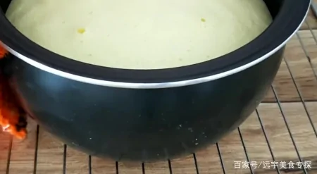 用电饭锅做蛋糕的简单方法，蛋糕零失败的做法比烤箱做的还柔软-用电饭锅做蛋糕怎么做可以让蛋糕松软