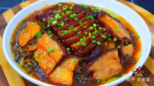 这才是梅菜扣肉最好吃的做法，步骤和配方详解，小白看完也能学会-教你正宗的梅菜扣肉做法
