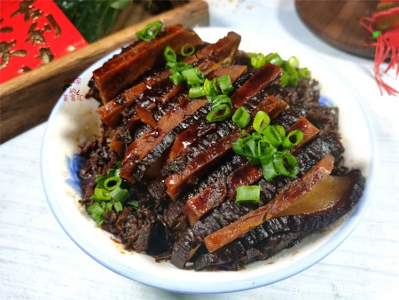 过年蒸梅干菜扣肉，这方法零失手，中间还有整块的香芋，越吃越香-蒸梅干菜扣肉的做法