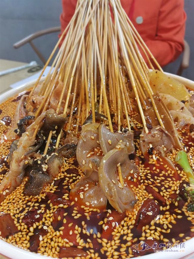 乐山人：你们爱吃的卤鸭儿、翘脚儿、钵钵鸡、麻辣烫有考核规范了-乐山最好吃的卤鹅