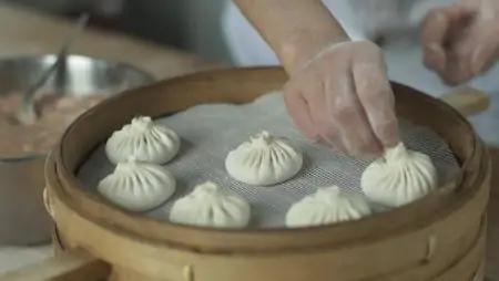 这名面点师的匠心，藏在一个个小笼包里丨我有一招鲜-面点师讲课视频