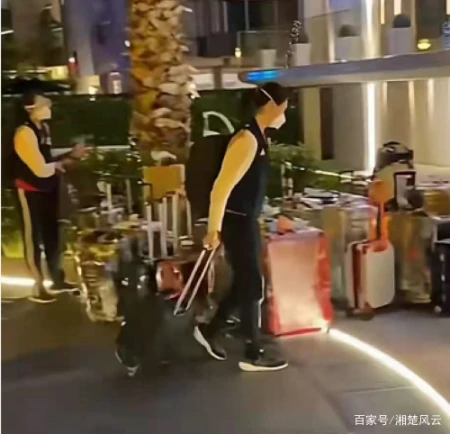 女排回国郎导记录行程很不舍，丁霞让大家辨腿识人，一张图露玄机-女排人员丁霞