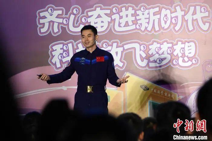 中国科技馆举办“思政课” 杨利伟叶光富与青少年互动交流-中国科技馆副馆长 钱岩简历