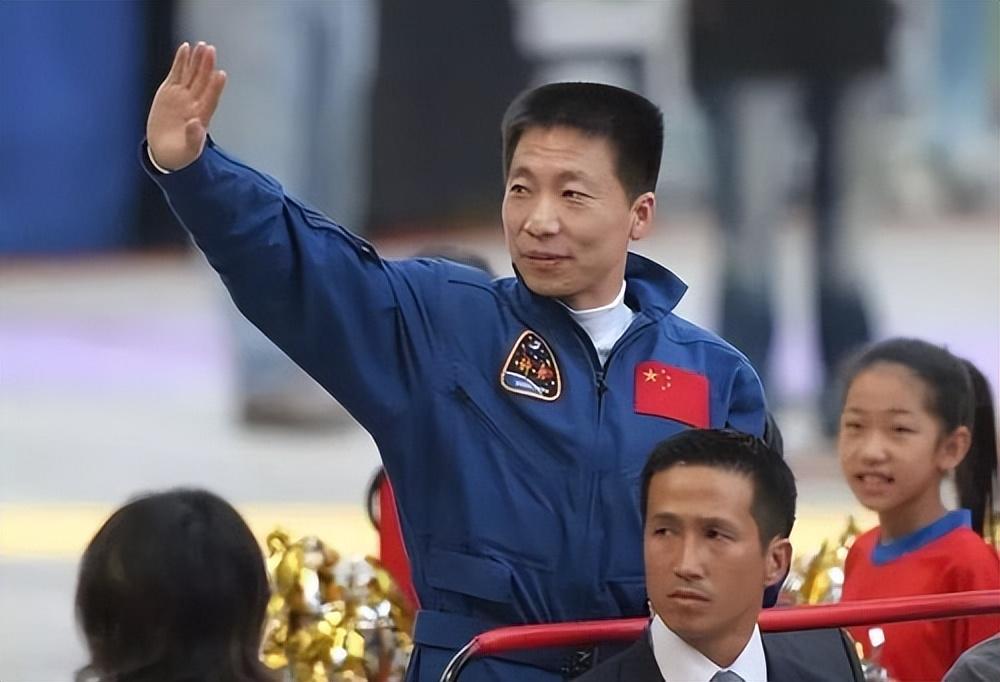 中国第一位飞天航天员——杨利伟，成功的背后，是妻子默默的陪伴-中国航天第一人杨利伟简介