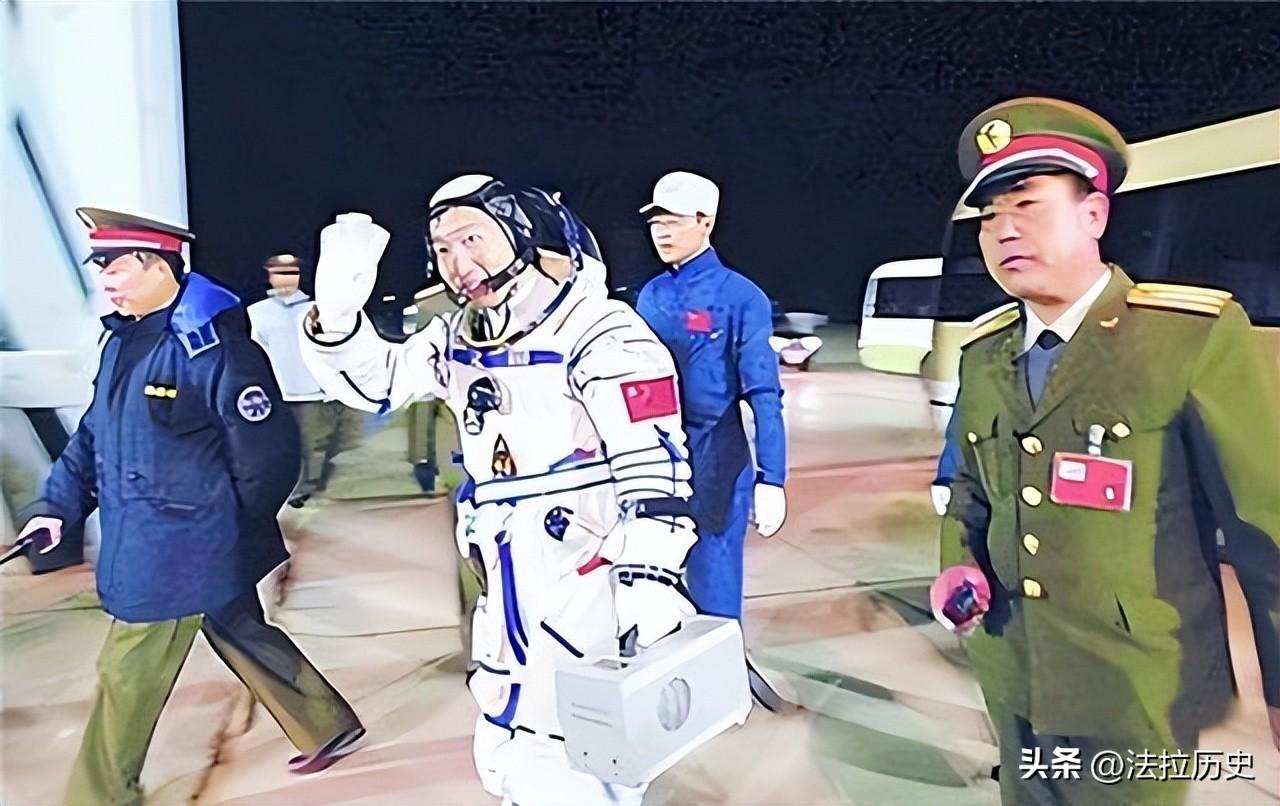 03年杨利伟在太空听到"敲门声"，13年后谜底揭晓，多亏他当时冷静-杨利伟听到太空敲门声16年后揭晓