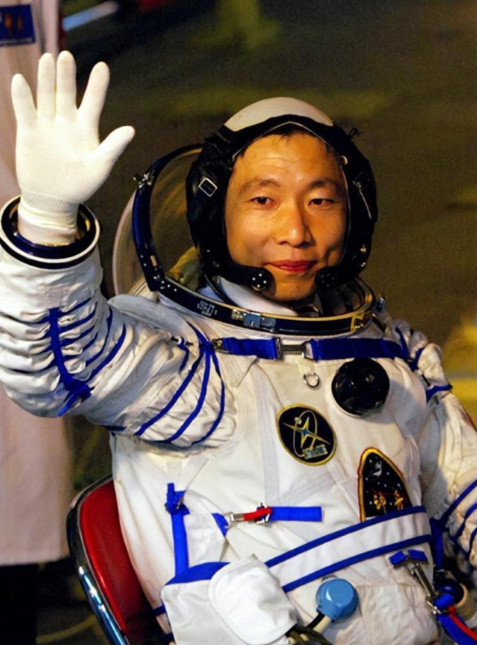 航天英雄杨利伟，刻苦训练十余载，有着哪些不为人知的辛酸往事？-航天员杨利伟多少岁了