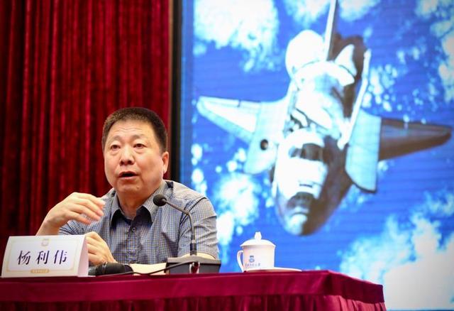 航天英雄杨利伟在华师授课：正研制新一代飞船，可搭载4至7人-杨利伟航天介绍