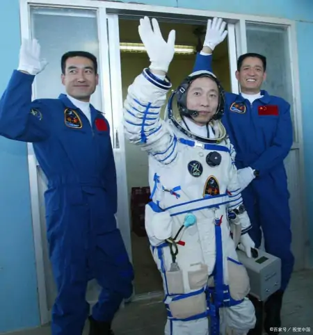 杨利伟降落地球后，为何再也没有重返宇宙？真相太残酷！-杨利伟真的从太空回来了吗