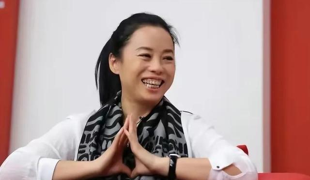 黄绮珊3婚3离情路坎坷，55岁无儿无女，如今终于活出了自我-黄绮珊早年经历