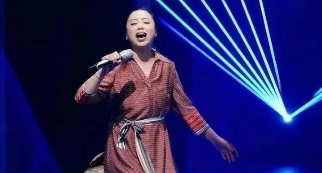 黄绮珊3婚3离情路坎坷，55岁无儿无女，如今终于活出了自我-黄绮珊早年经历