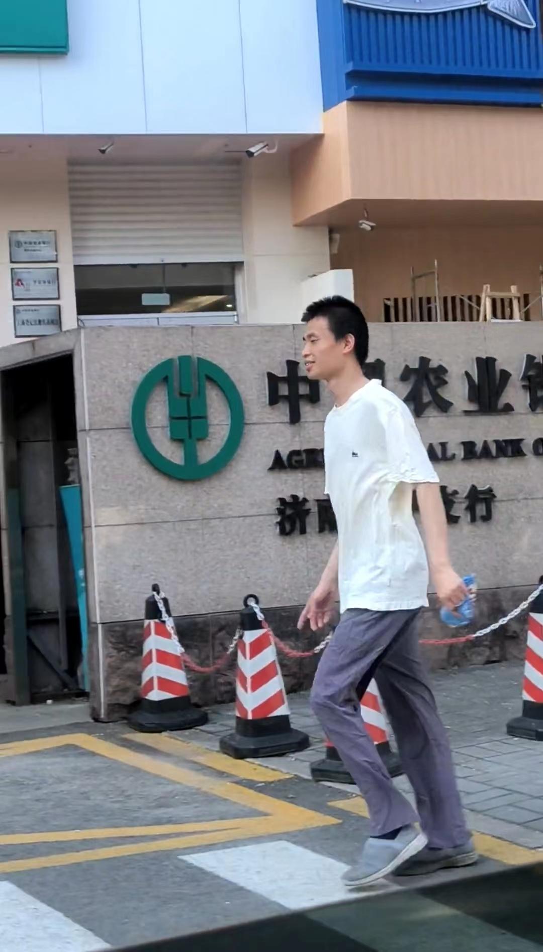 韦东奕回山东被网友偶遇，面带微笑步伐轻快，一网友喊话安排相亲-韦东奕宣布婚讯视频是真的吗