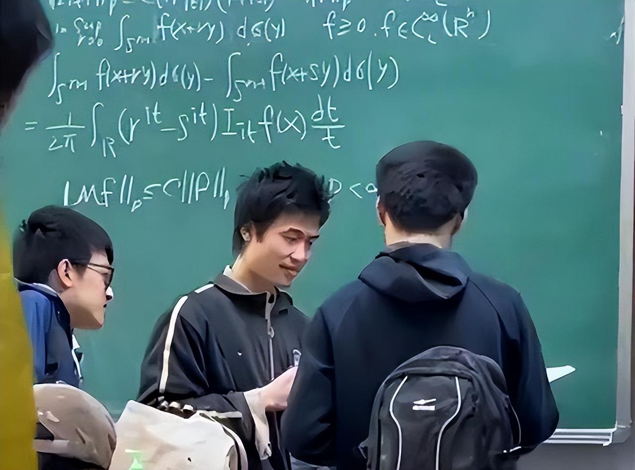 韦东奕的两大“传说”，至今无人能破，不算数学家但也不是普通人-韦东奕是谁他的资料