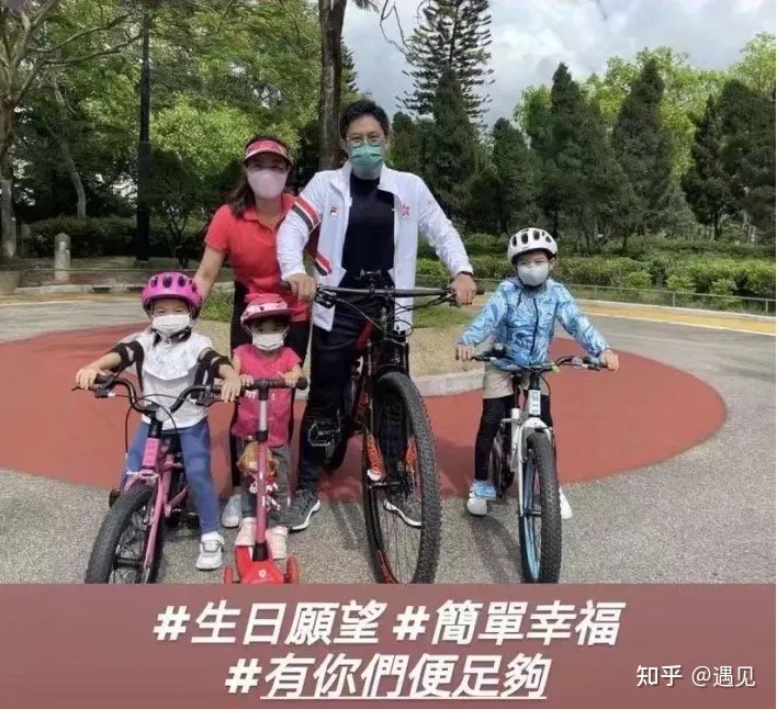 霍启刚晒全家福，表白妻儿暴露了婚姻真相：幸福和金钱多少没关系-霍启刚晒一家五口合照视频