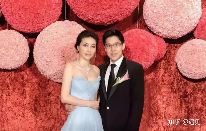 霍启刚晒全家福，表白妻儿暴露了婚姻真相：幸福和金钱多少没关系-霍启刚晒一家五口合照视频