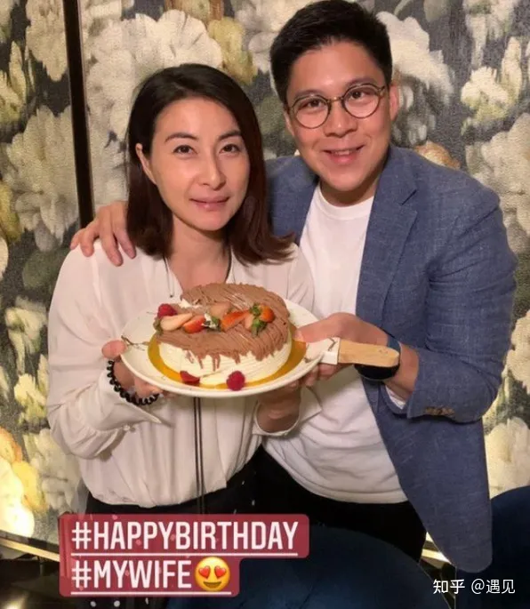 霍启刚晒全家福，表白妻儿暴露了婚姻真相：幸福和金钱多少没关系-霍启刚晒一家五口合照视频