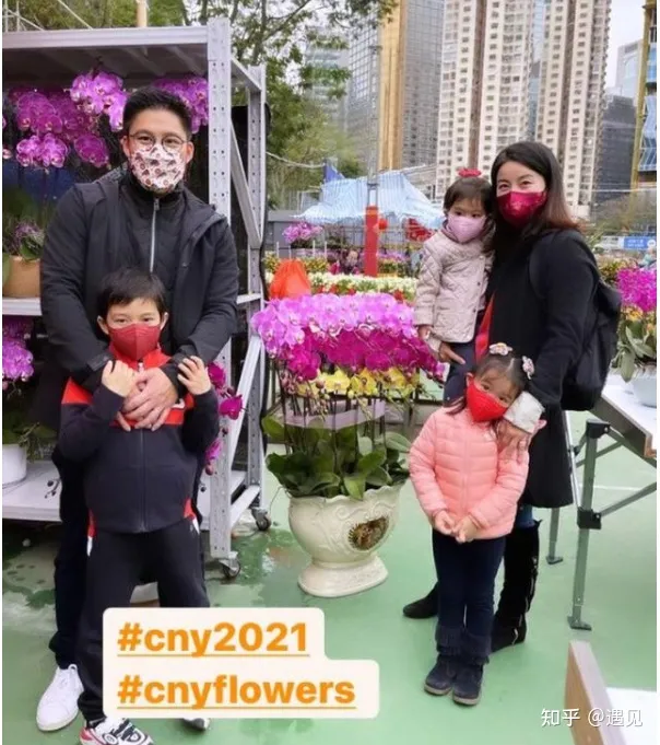 霍启刚晒全家福，表白妻儿暴露了婚姻真相：幸福和金钱多少没关系-霍启刚晒一家五口合照视频