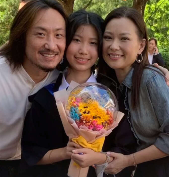 恭喜！郑中基女儿名校毕业，一家三口合影曝光，父女如复制粘贴-郑中基女儿多大