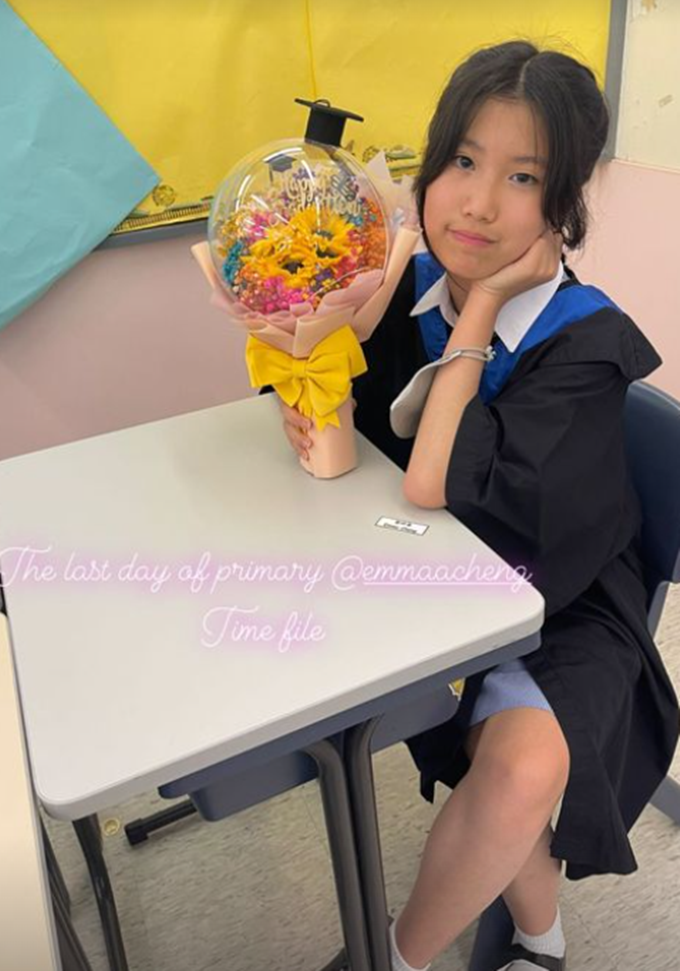 恭喜！郑中基女儿名校毕业，一家三口合影曝光，父女如复制粘贴-郑中基女儿多大