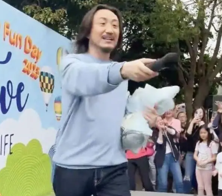 恭喜！郑中基女儿名校毕业，一家三口合影曝光，父女如复制粘贴-郑中基女儿多大