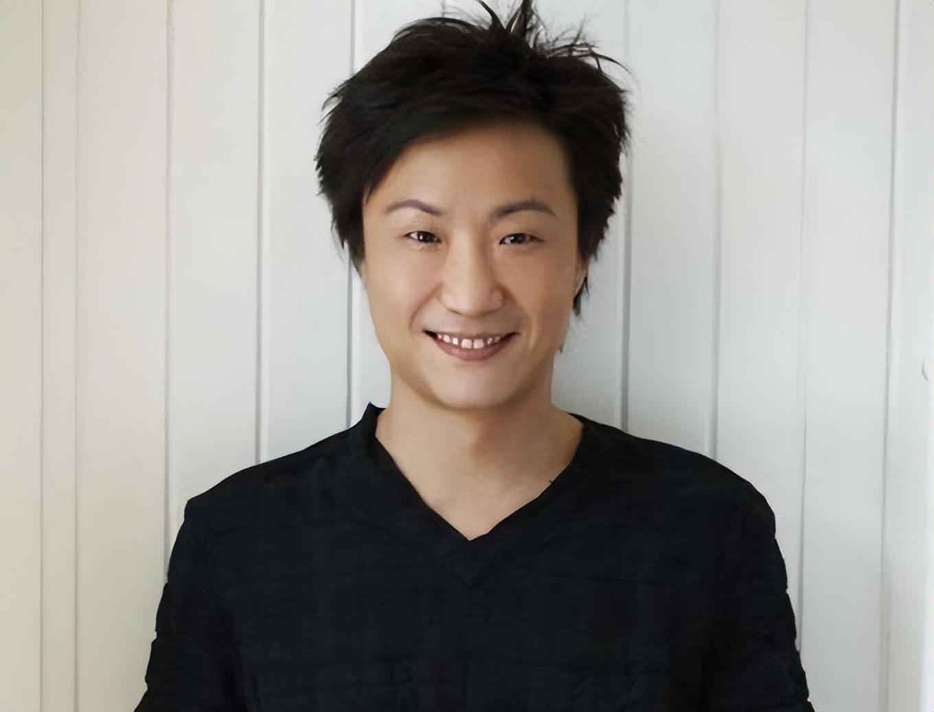 恭喜！郑中基女儿名校毕业，一家三口合影曝光，父女如复制粘贴-郑中基女儿多大