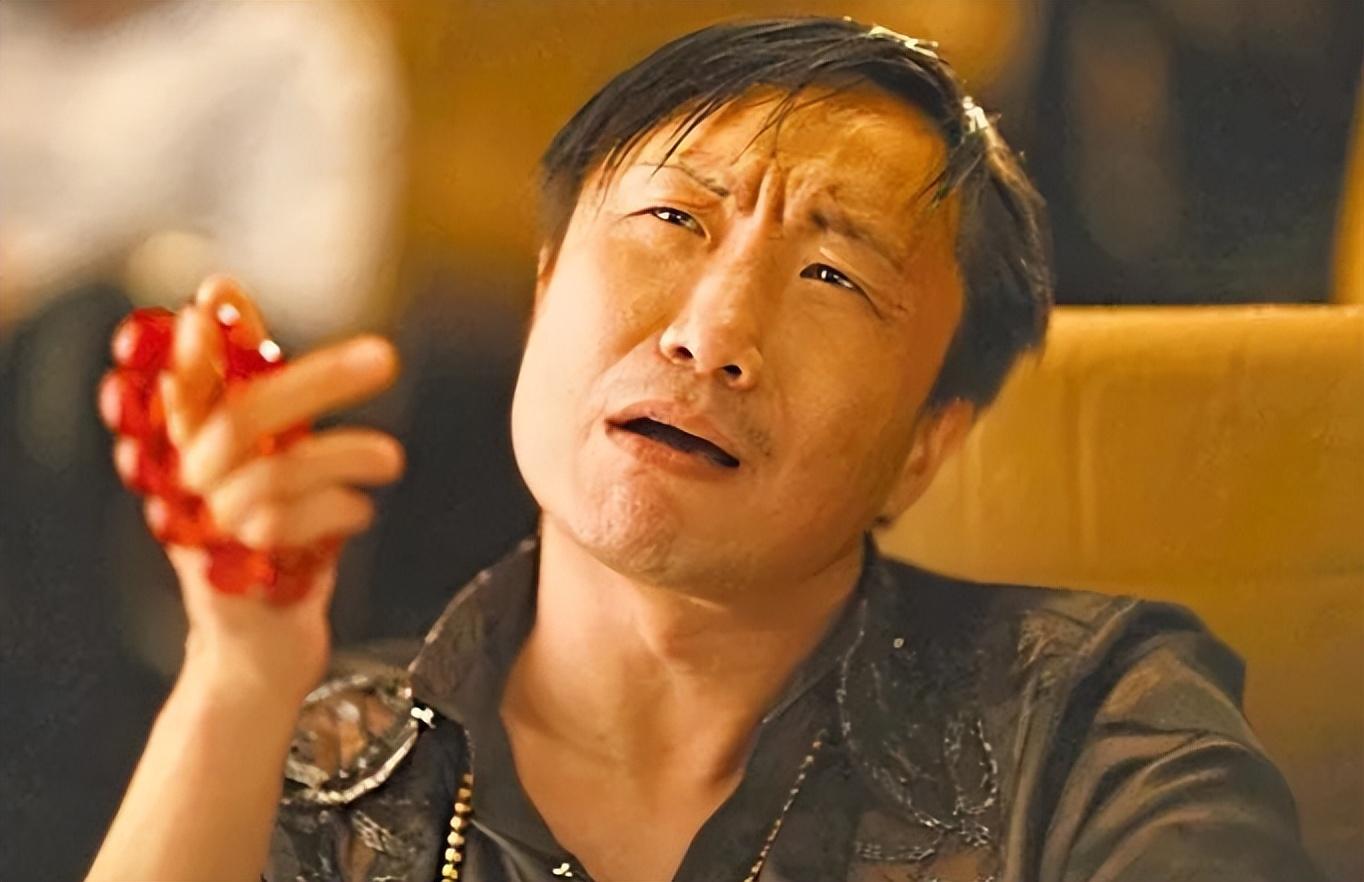 恭喜！郑中基女儿名校毕业，一家三口合影曝光，父女如复制粘贴-郑中基女儿多大